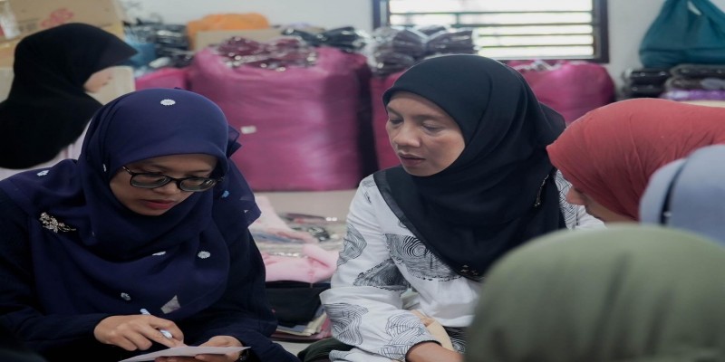 EcoTive ลงพื้นที่ ต.ไพรวัน อ.ตากใบ จ.นราธิวาส เยี่ยมชมโกดังเสื้อมลายู ผ้าคลุมผม ร้านมาดีนะห์ Madenah