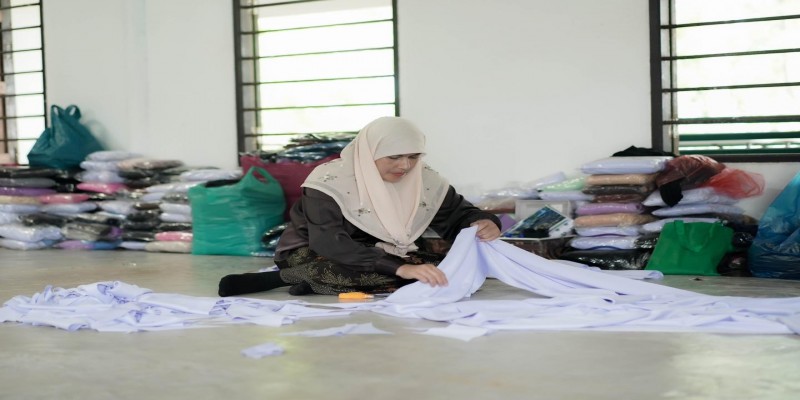 EcoTive ลงพื้นที่ ต.ไพรวัน อ.ตากใบ จ.นราธิวาส เยี่ยมชมโกดังเสื้อมลายู ผ้าคลุมผม ร้านมาดีนะห์ Madenah